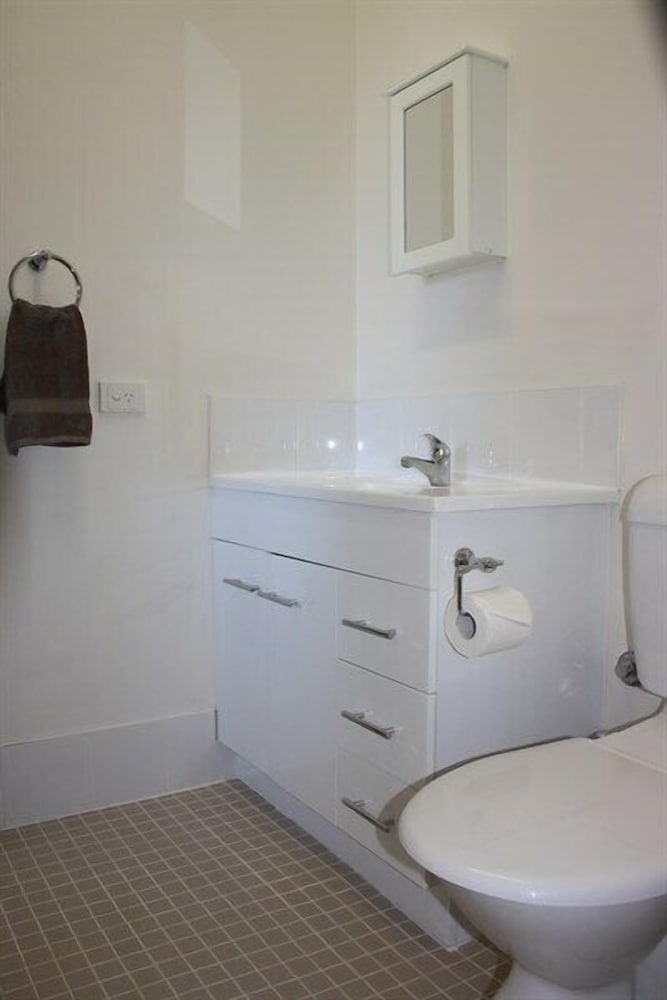 Deluxe Cabin, 1 Bedroom - Q Bed, Ensuite & Full Kitchen (Per Night Stay Rate) photo 1