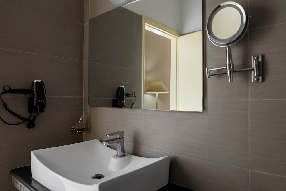 Superior One Bedroom Suite - Photo 3
