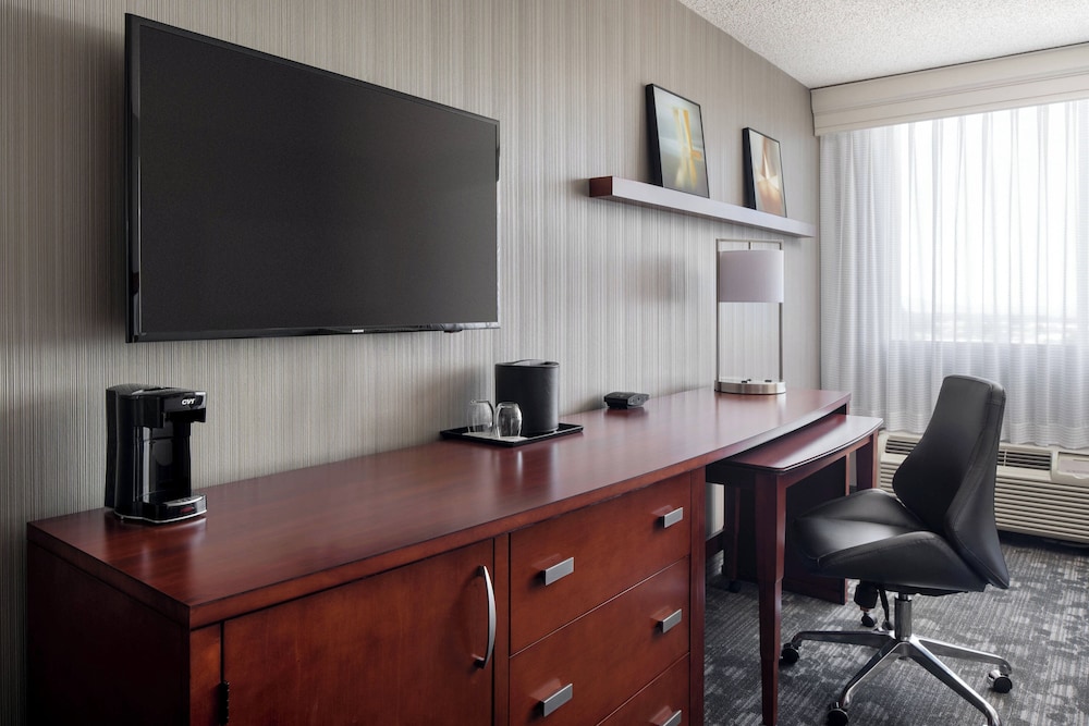 Room, 1 Queen Bed (Hearing Accessible) - Photo 2