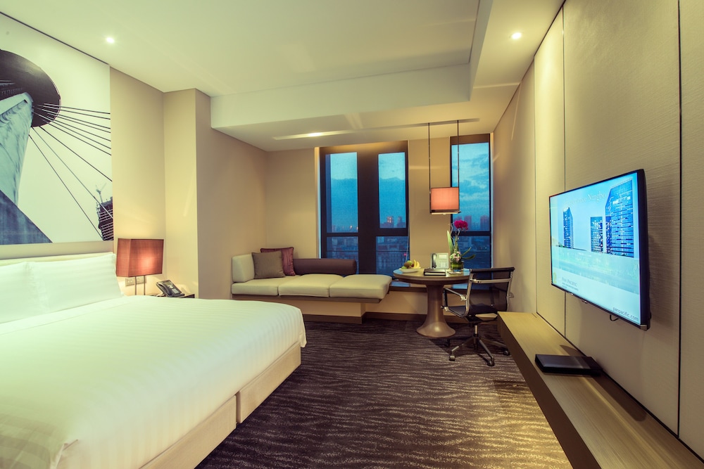 Deluxe Room, 1 King Bed, City View photo 1