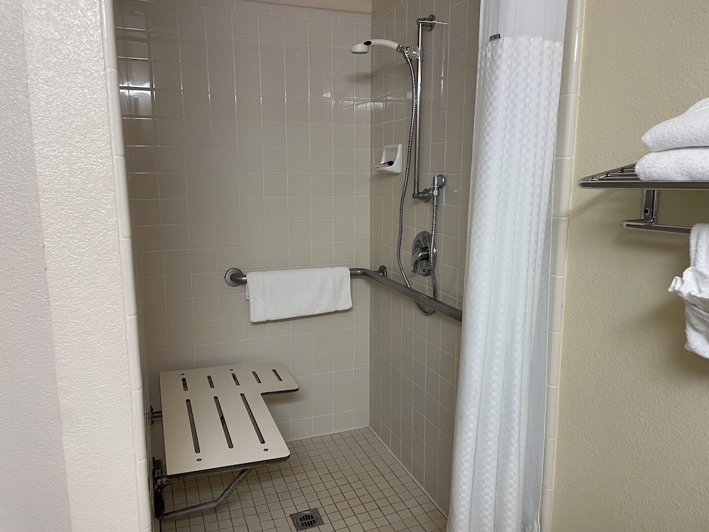 Room, 1 Queen Bed, Mobility Accessible - Photo 4
