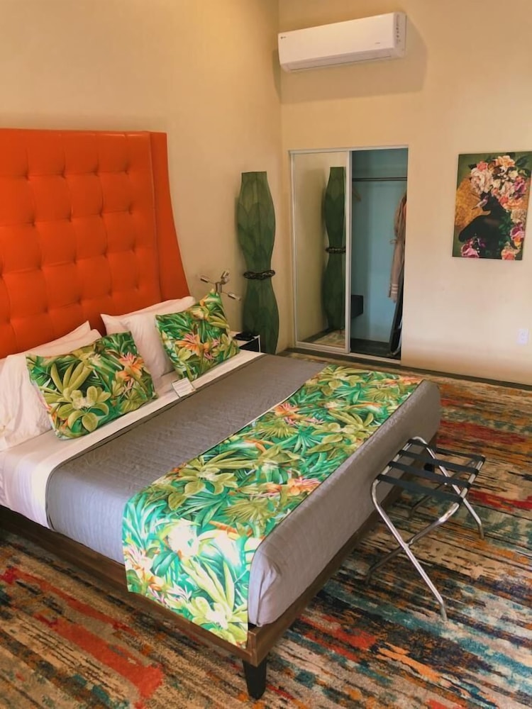 Signature Room, 1 King Bed, Balcony, Sea Facing (The Willa)