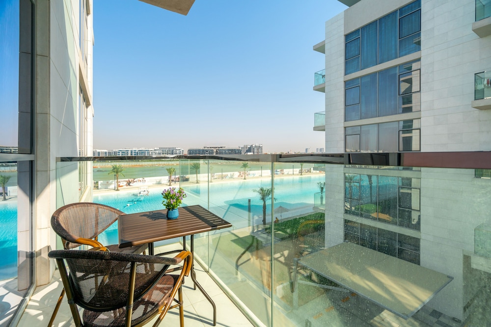 One Bedroom Apartment Balcony & Water View photo 2