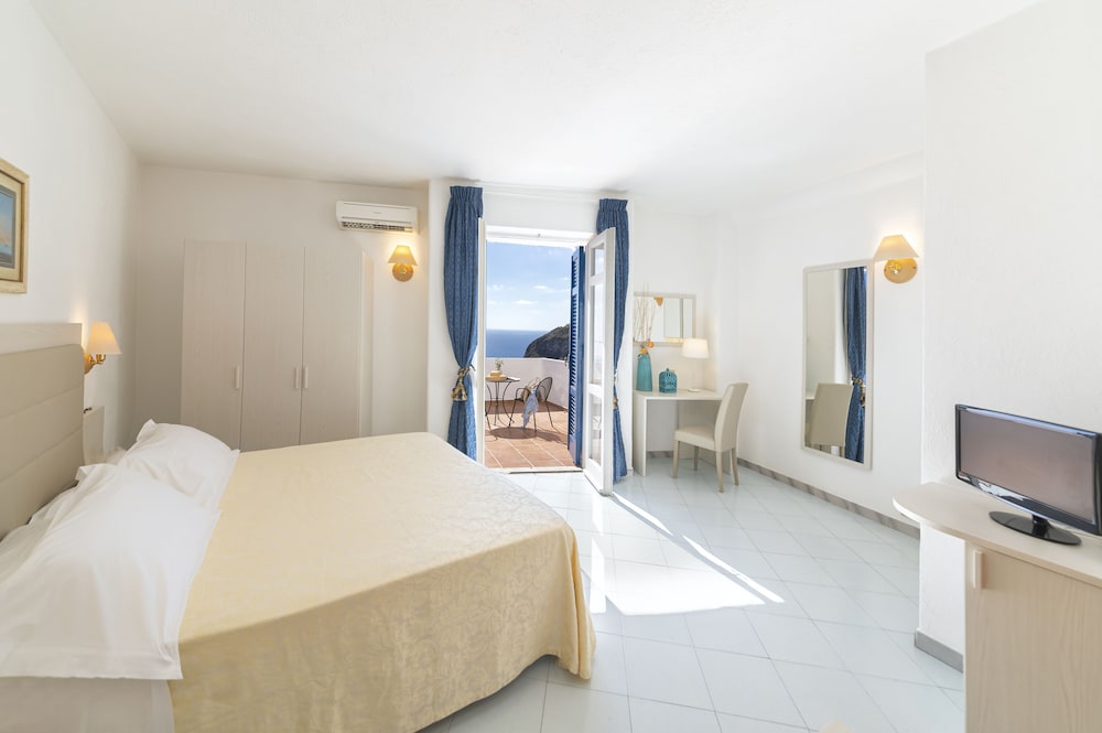 Superior Room, Balcony, Sea View - Photo 4