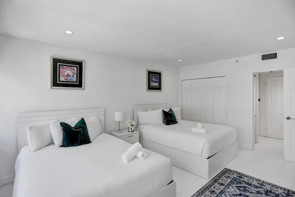 High Floor Condo Beach Service 1616