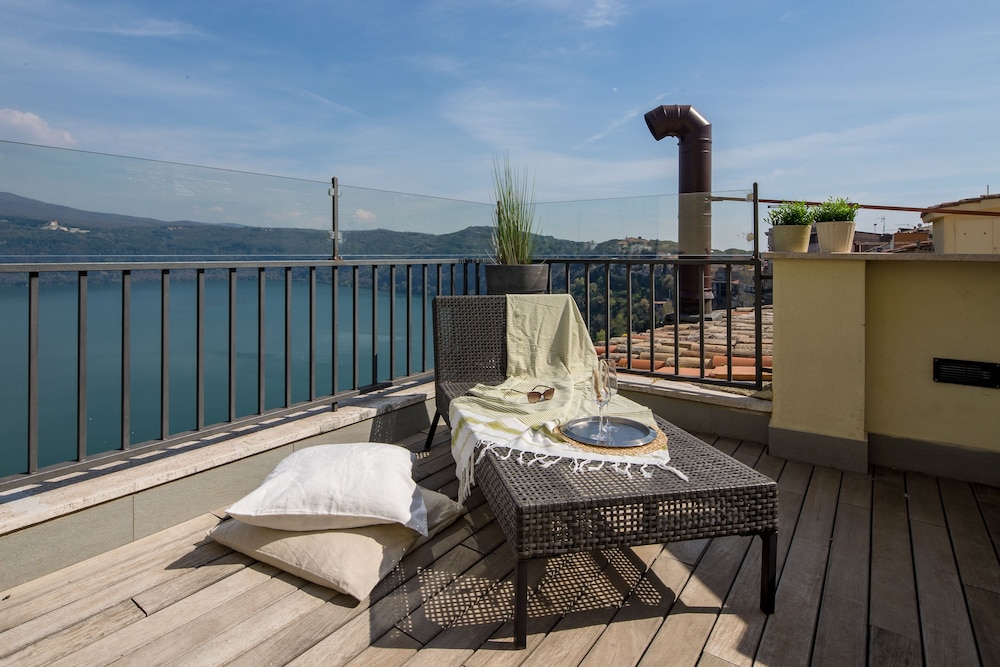 Penthouse, 2 Bedrooms, Terrace, Lake View - Photo 29