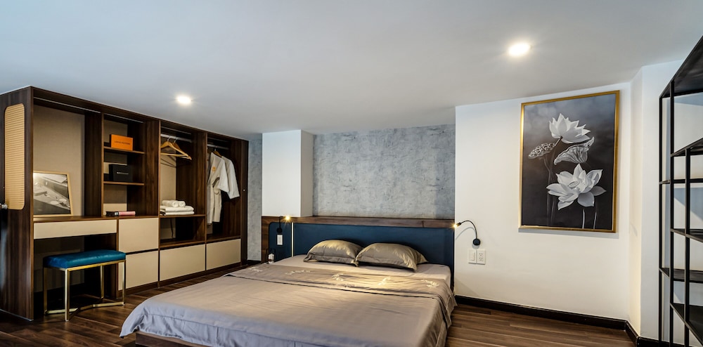 Grand Room, 1 Queen Bed, Balcony, City View photo 2