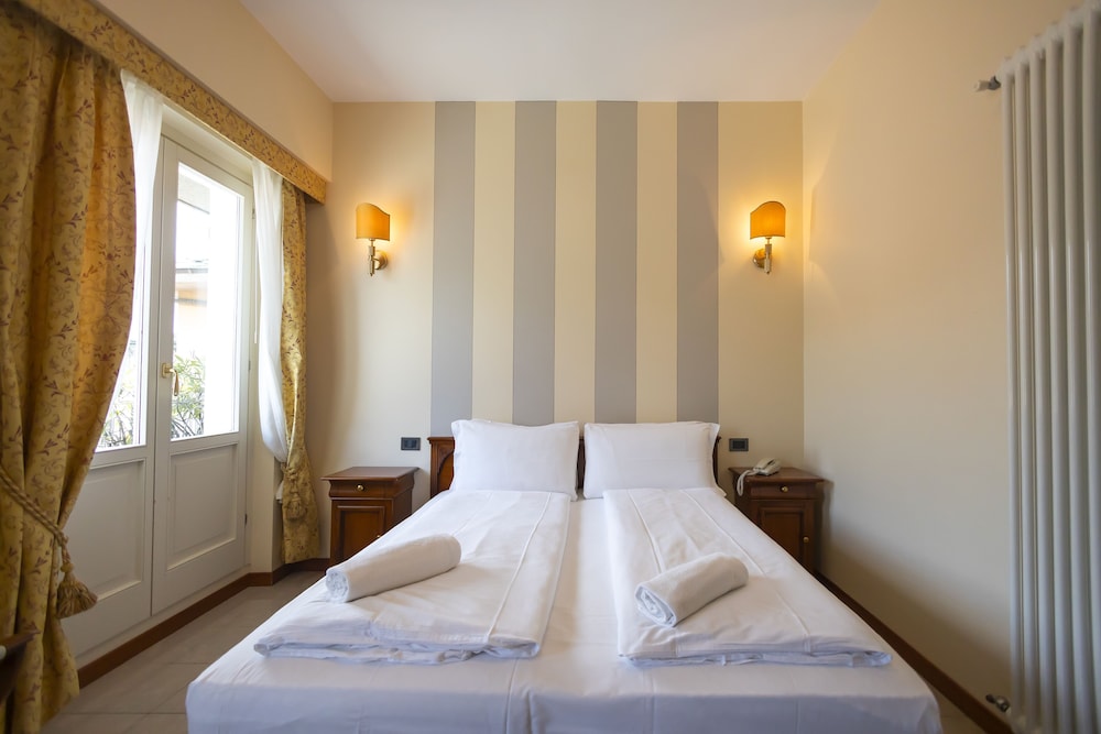 Deluxe Double or Twin Room, Terrace, Partial Lake View photo 1