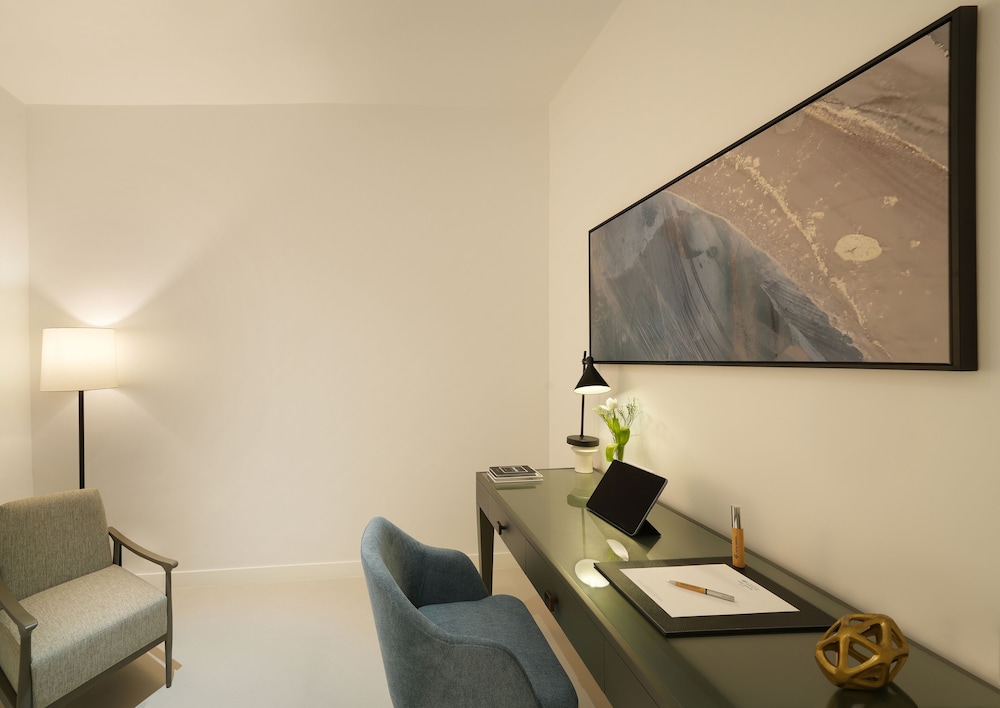 Deluxe One Bedroom Apartment with Balcony and Study