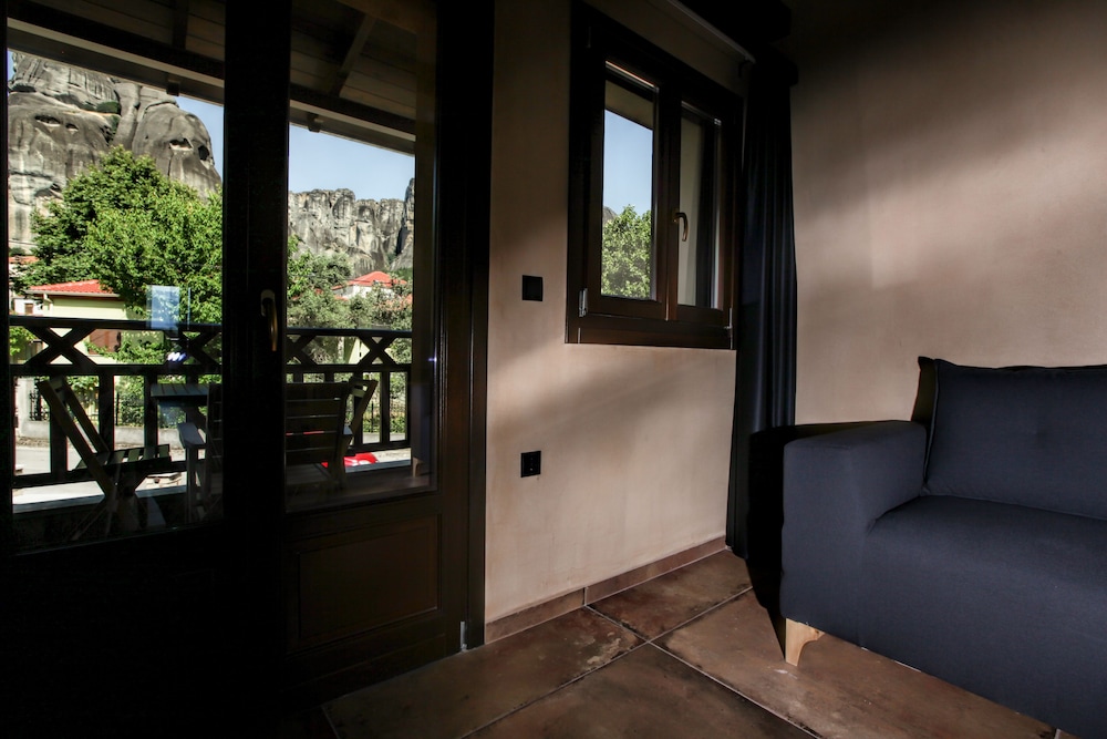Premium Suite, 1 King Bed with Sofa bed, Mountain View photo 2