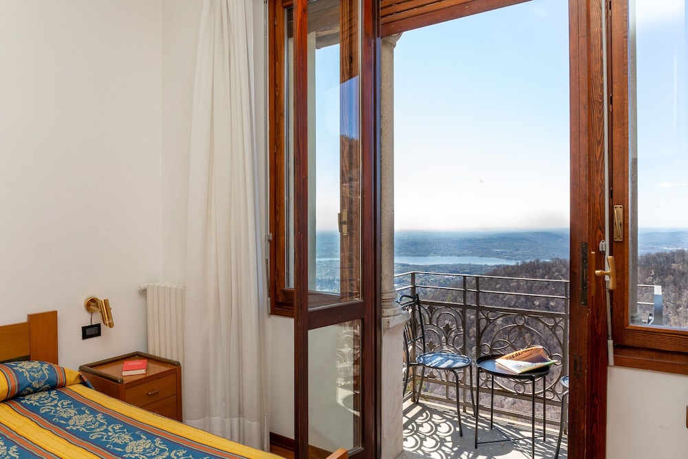 Deluxe Room, 1 Queen Bed, Lake View, Tower photo 3