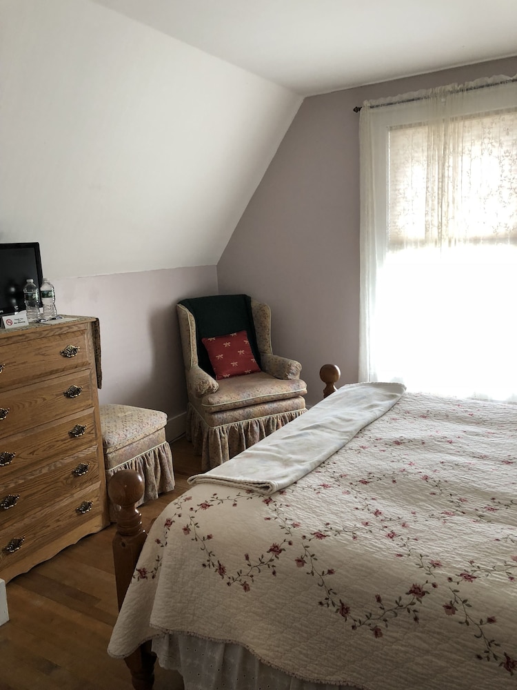 Classic Single Room, 1 Queen Bed, Shared Bathroom, Courtyard View (Thomas Edison Room) photo 2