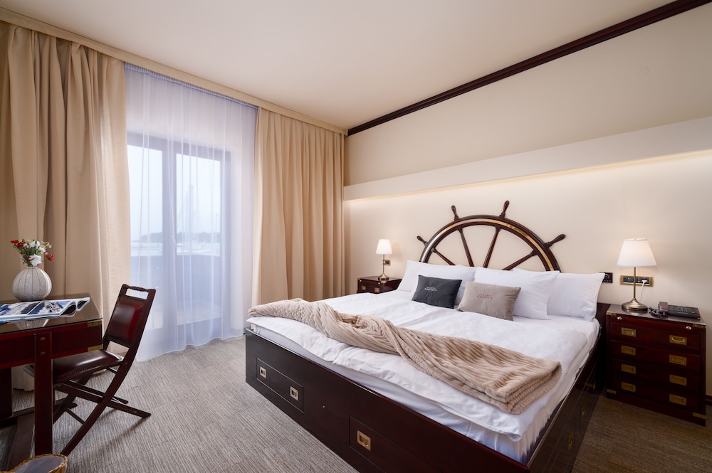 Family Suite, 1 King Bed, Balcony, Sea View photo 2