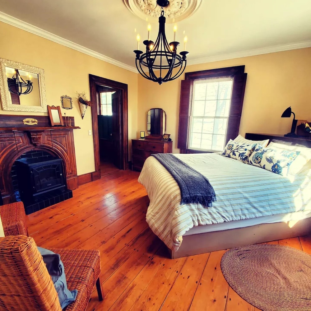 Room, 1 Queen Bed, Bay View, Ground Floor (Captain's Quarters)