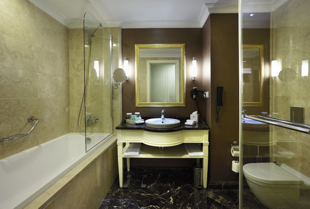 Standard Room, 1 King Bed, Club Lounge Access photo 3