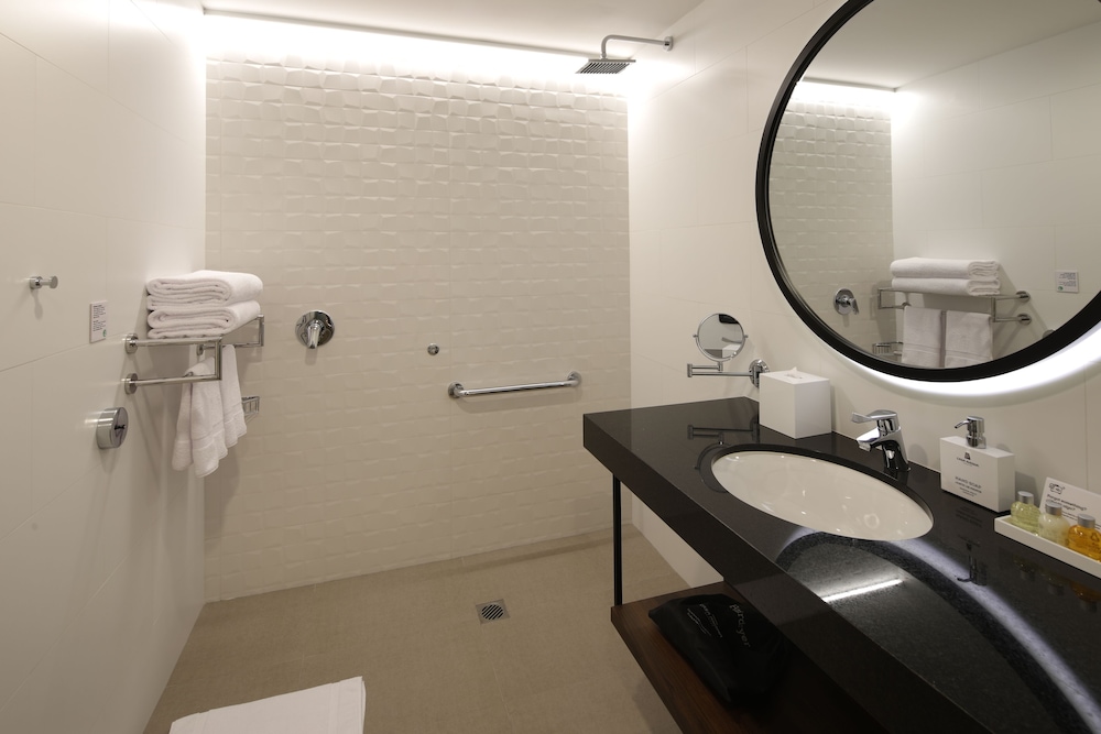 Deluxe Room, 1 Queen Bed, Accessible - Photo 5