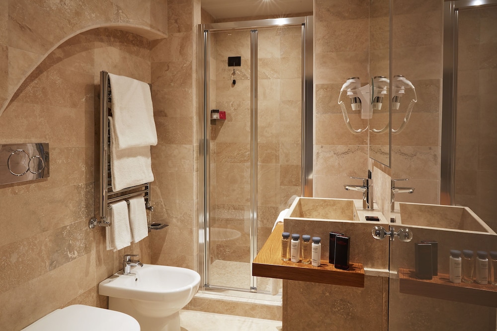 Economy Double Room thumbnail 5