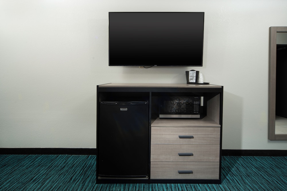 Standard Room, 1 Queen Bed, Non Smoking (2nd floor only) photo 2
