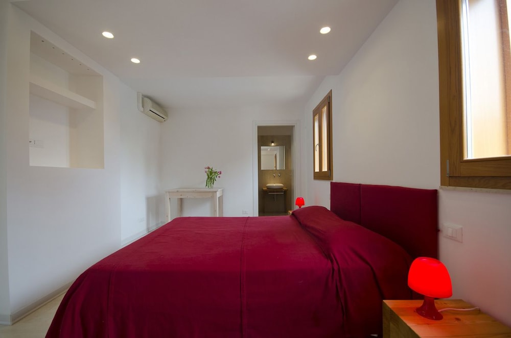 Basic Double Room, 1 Queen Bed, Non Smoking, Garden View photo 3
