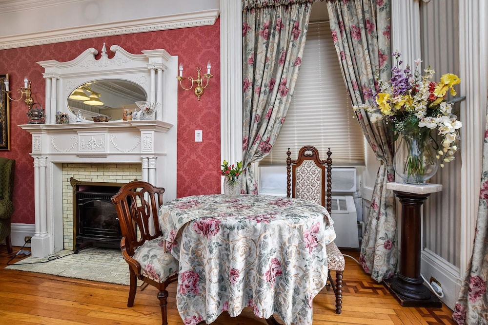 100: The Parlour photo 2