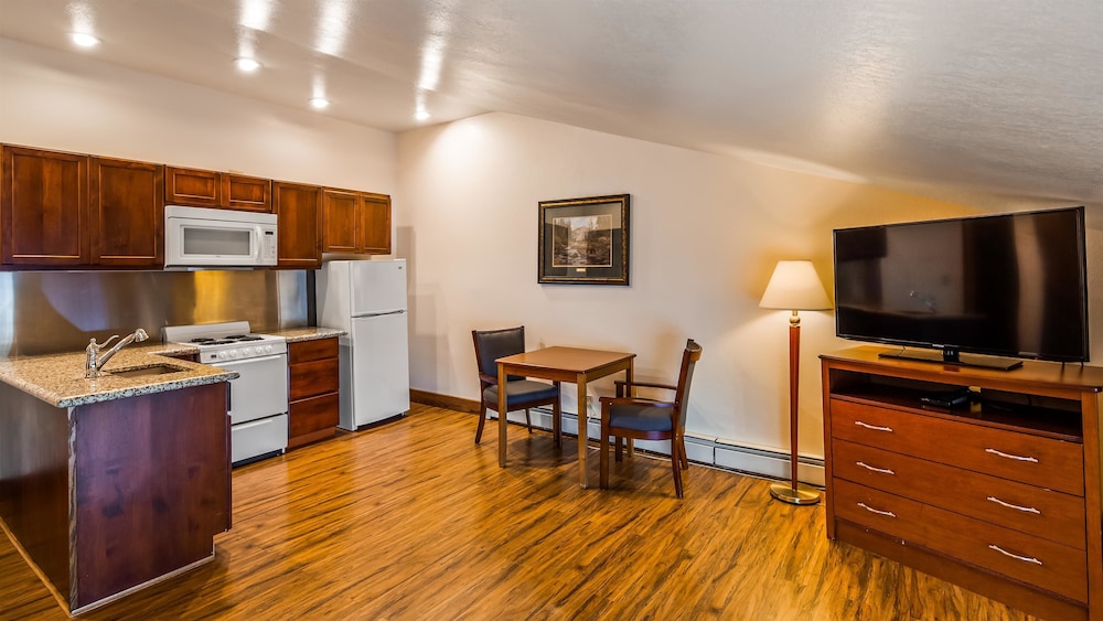 Suite, 1 Queen Bed, Kitchenette, Harbor View (with Sofabed) photo 2