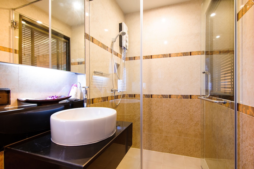 Economy Double Room Single Use, 1 King Bed photo 2