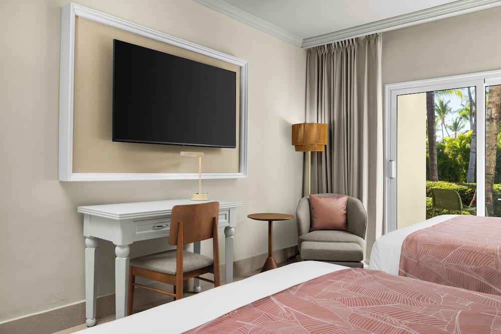 Standard Room, 2 Double Beds (Tropical View) - Photo 8