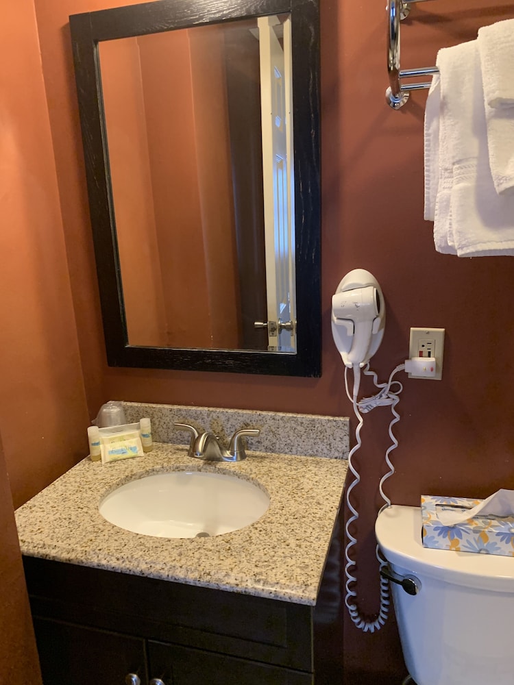 Room 9, 2 Queen Beds, Non Smoking, Private Bath photo 3