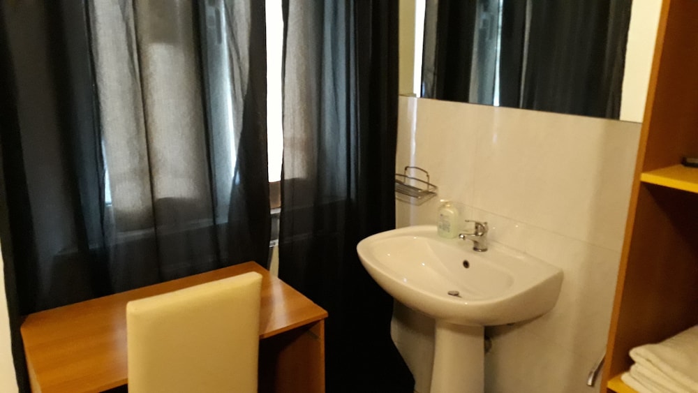 Double Room, 1 Queen Bed, Shared Bathroom photo 3