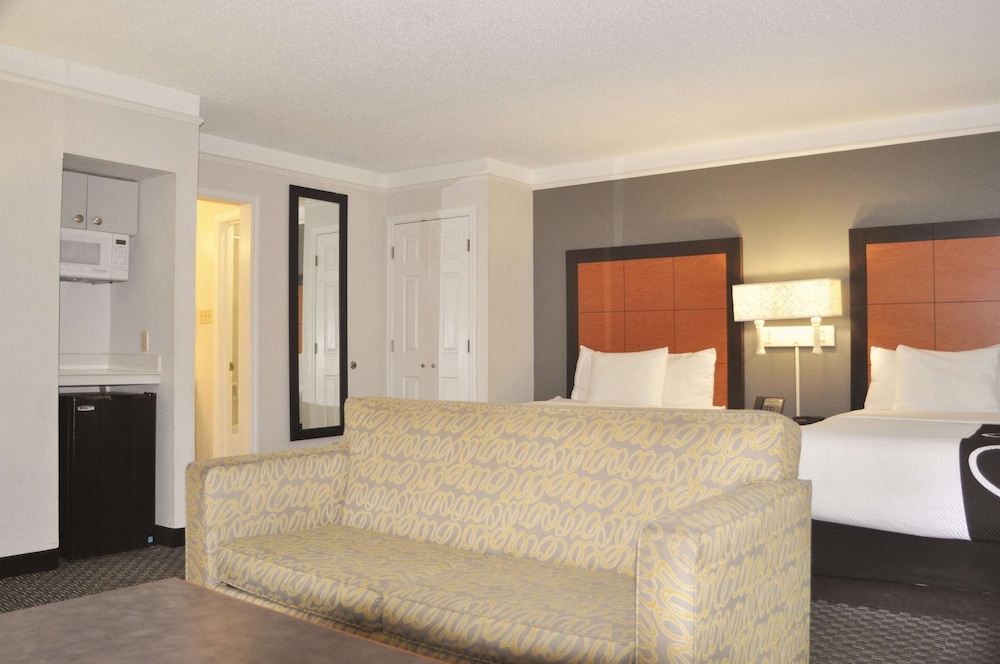 Deluxe Room, 2 Double Beds, Non Smoking (Efficiency) photo 2