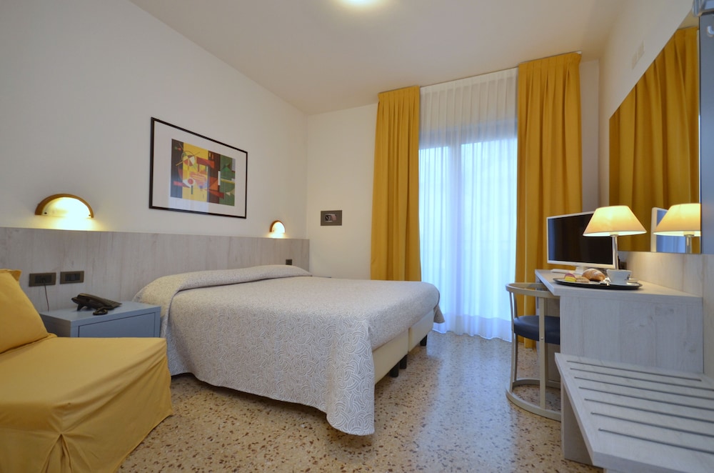 Standard Triple Room, Balcony photo 2