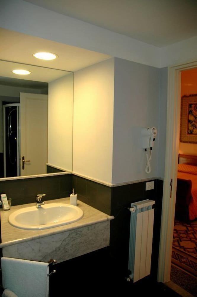 Quadruple Room - Photo 7