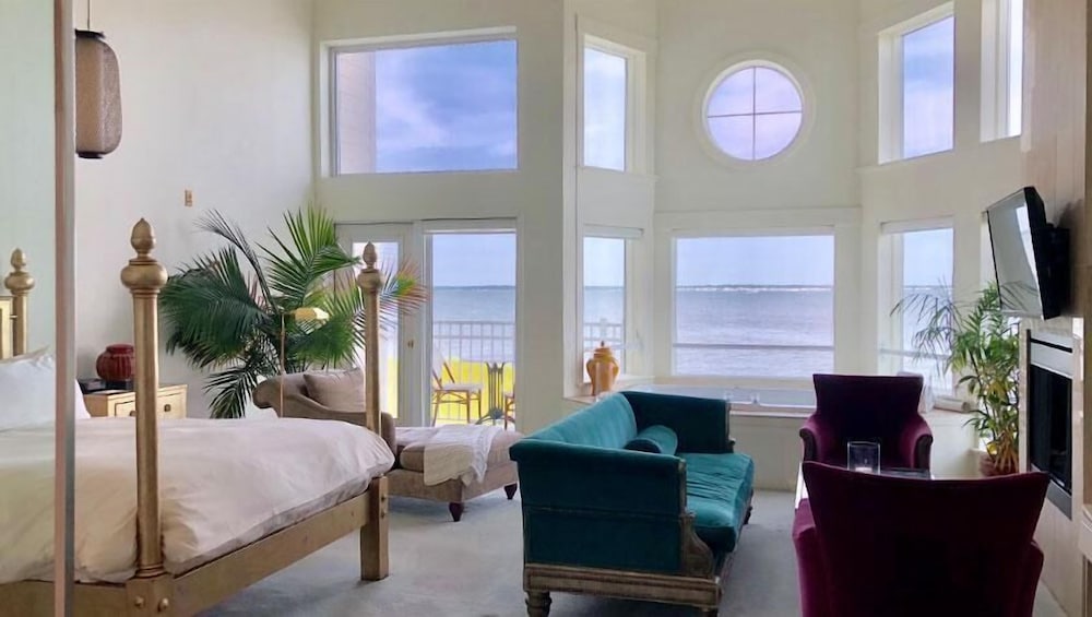 Luxury Suite, 1 Queen Bed, Fireplace, Bay View (Jacuzzi Left Bank)