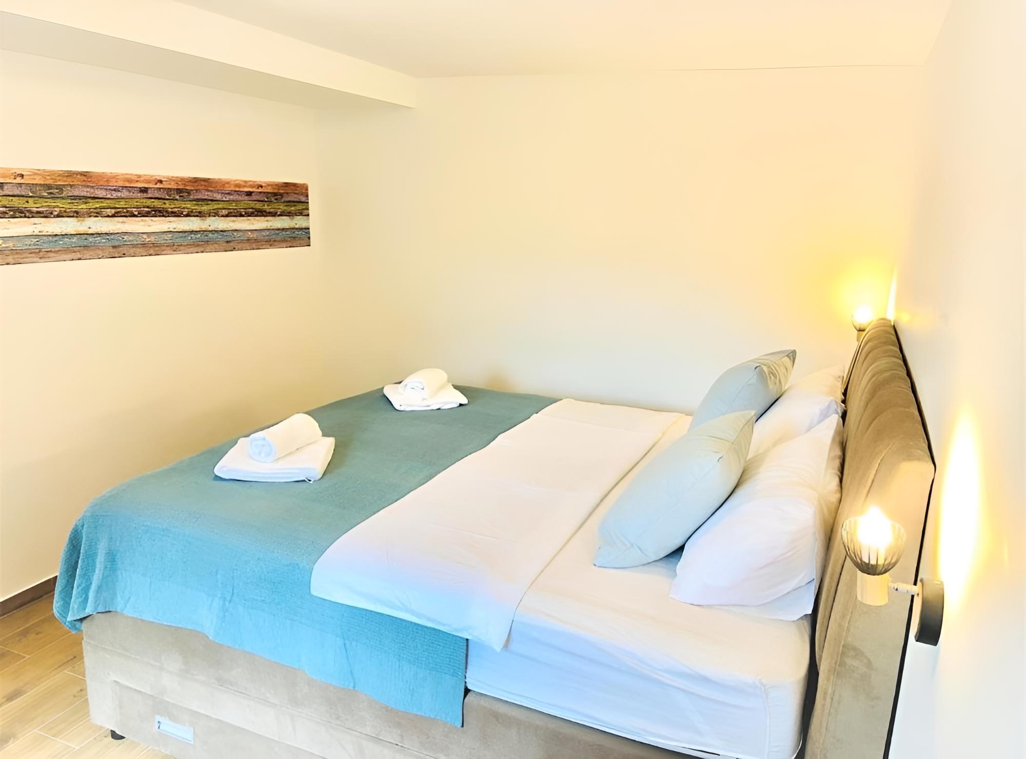 House (Three Bedroom Holiday Home with Swimm)