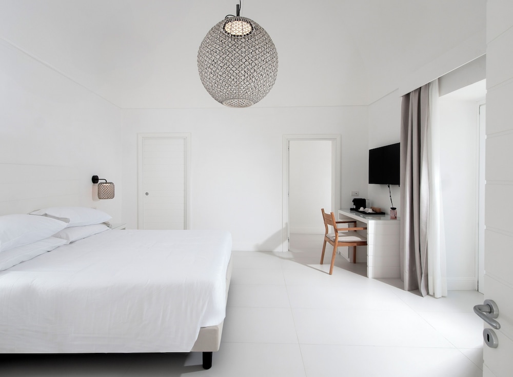 Exclusive Suite, 2 Bedrooms - Photo 3