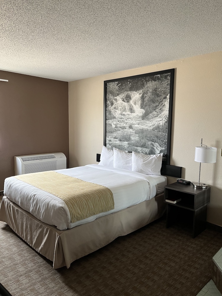 Suite, 1 Queen Bed, Jetted Tub - Photo 3