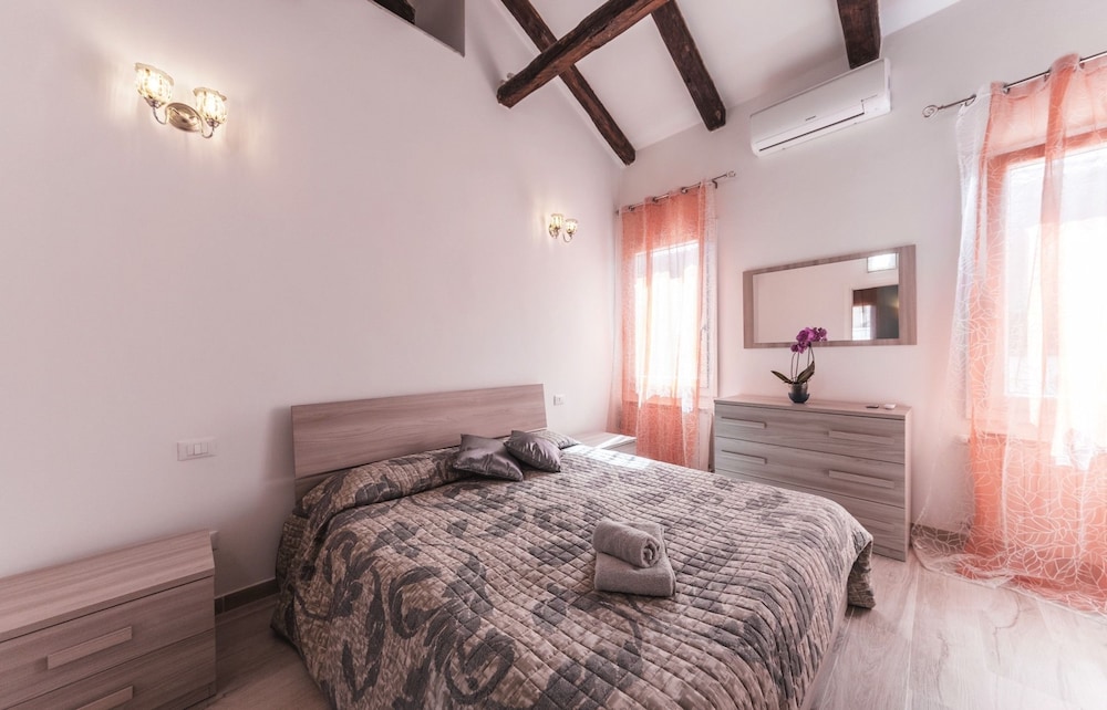 Deluxe Apartment, Multiple Beds, Non Smoking, Canal View photo 1