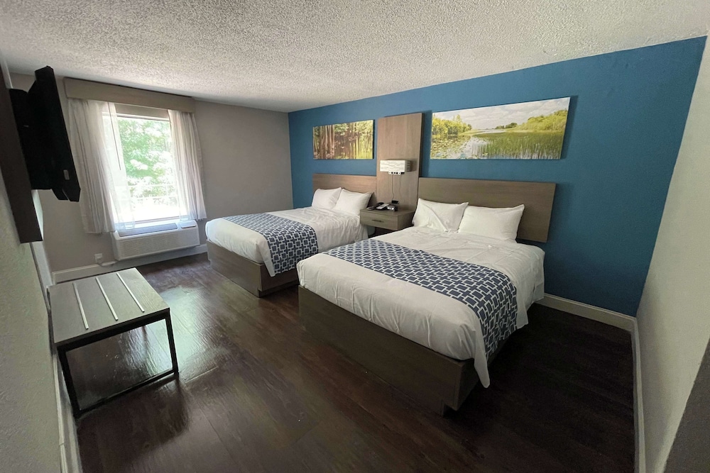 Room, 2 Queen Beds, Non Smoking - Photo 6