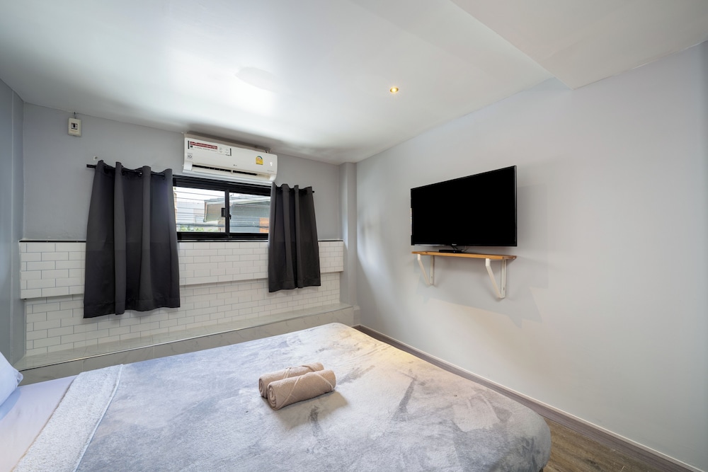 Double Room with Shared Bathroom B2 (Smoking Building) photo 2