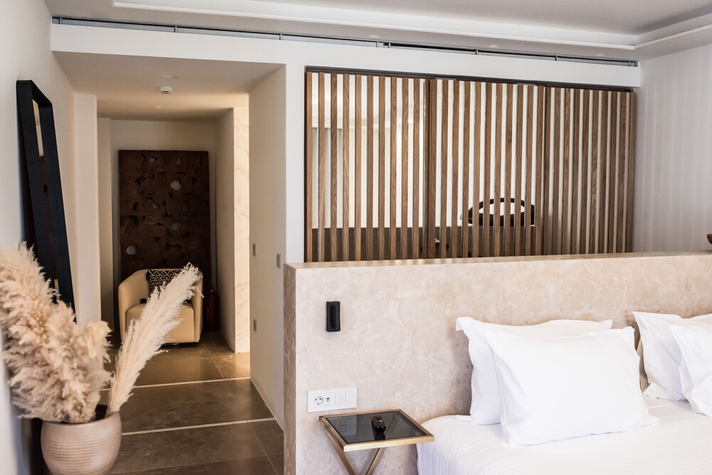 Suite with Private Pool - Photo 4