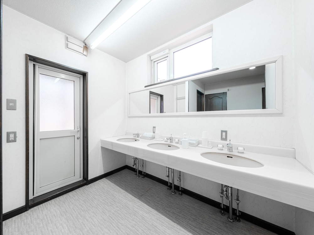 Western Room with Shared Washroom Twin photo 2