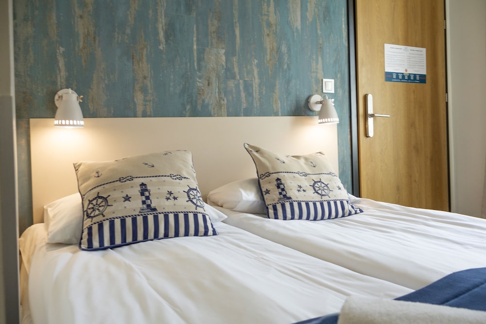 Economy Double Room thumbnail 5