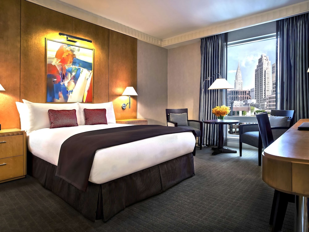Room, 1 Queen Bed (Magnifique, Skyscraper View)