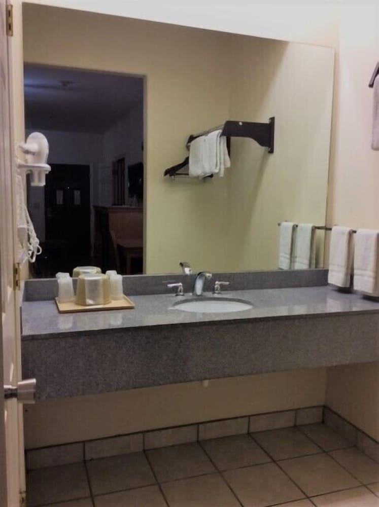 Deluxe Room, 2 Queen Beds, Smoking - Photo 21