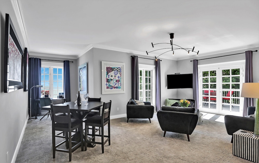 East Suite, Lake View