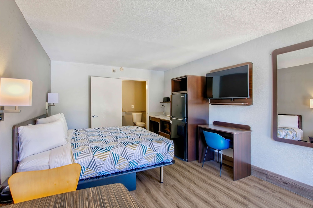 Standard Room, 1 King Bed, Accessible, Non Smoking - Photo 5