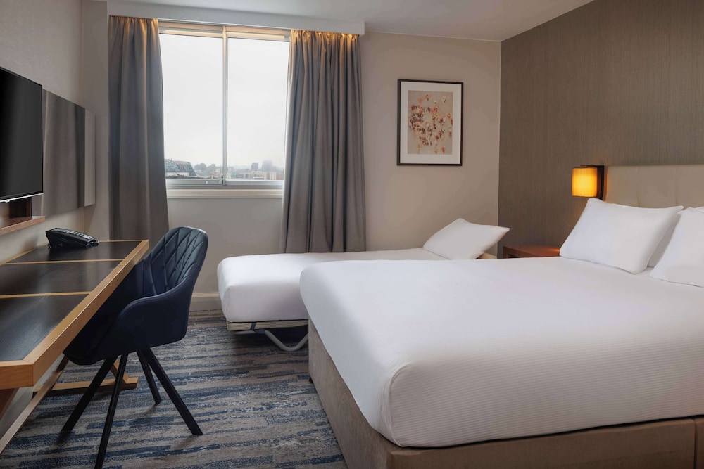 Double Room with Roll Away Bed - Photo 3
