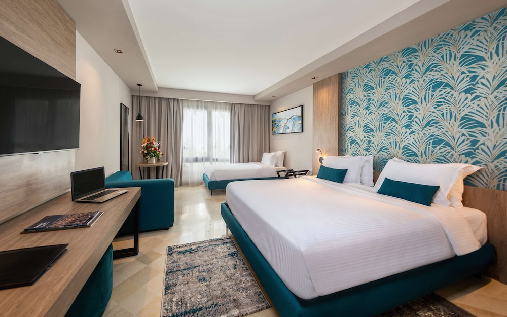 Business Room, Multiple Beds - Photo 1