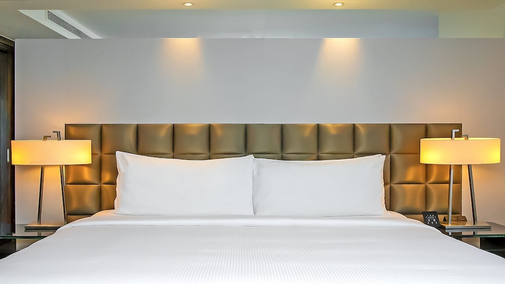 Standard King Room with Free Shuttle and Access to Riva Beach Club photo 3