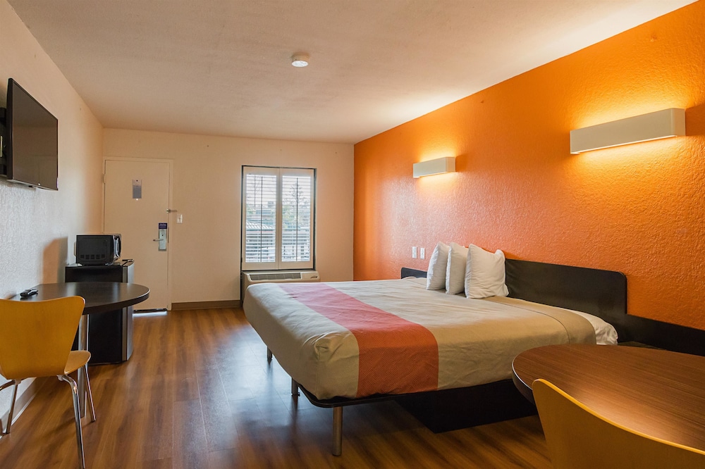 Standard Room, 1 King Bed, Non Smoking - Photo 4
